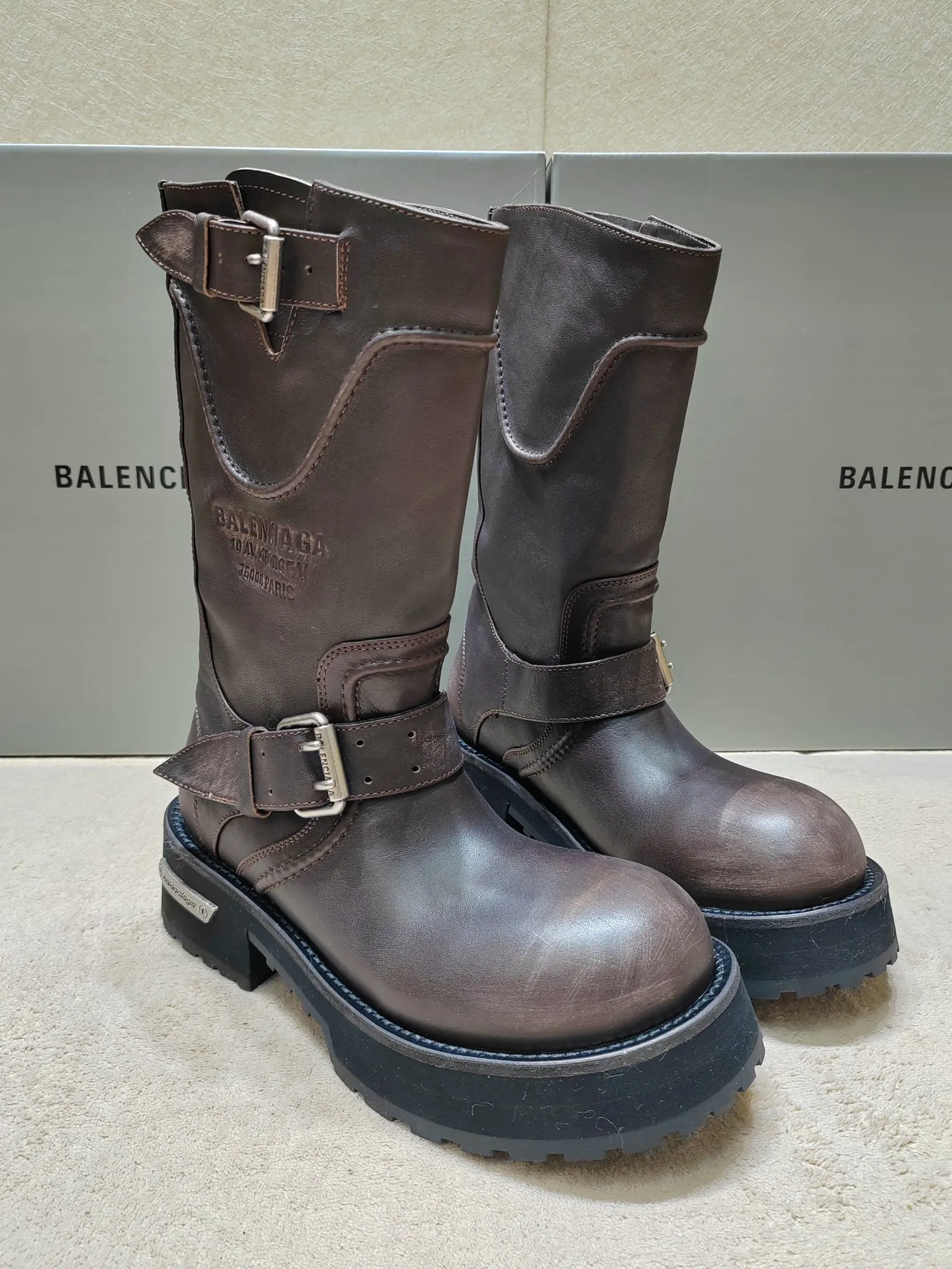 👟👟Ex-factory price 1020👟👟 Balenciaga Balenciaga 25FWVenom Couple Style High Boots Mid-calf boots Please look for the high version. This design is unique with straps and belt elements as highlights. Not only can the boots be firmly attached to the foot, but the tightness can also be adjusted at will. In terms of details, the brand's iconic distressed hardware is used throughout. Cleverly creating a retro wear effect, highlighting individual attitude and matching with thick toothed rubber soles, it not only ensures wearing comfort, but also strengthens the overall sense of fashion and recognition. Venom high boots are undoubtedly a fashion item not to be missed this season. They will add unique charm to fashion lovers' outfits and lead a new round of fashion. Boot height is 270mm. The upper layer of cowhide is distressed. The lining is water-dyed cowhide. Outsole height is 5CM. Original open-molded leather welt combination outsole. Size: 35-40 (custom-made size 40 cannot be returned or exchanged)